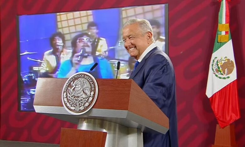 "Uy, qué miedo", AMLO responde a petición de consultas de EU con canción de Chico Che | Video