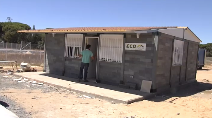 Vídeo de como se construyen en España las primeras casas de plástico reciclado de Europa