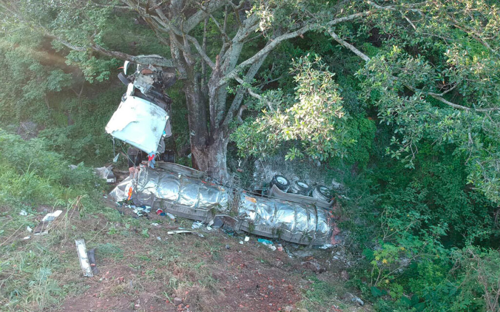Vuelca pipa en Guerrero con 33 mil litros de sustancia tóxica; Guardia Nacional activa plan de emergencia
