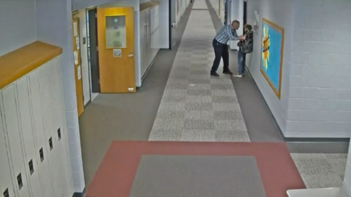 dan libertad condicional a maestro que abofeteó a alumno