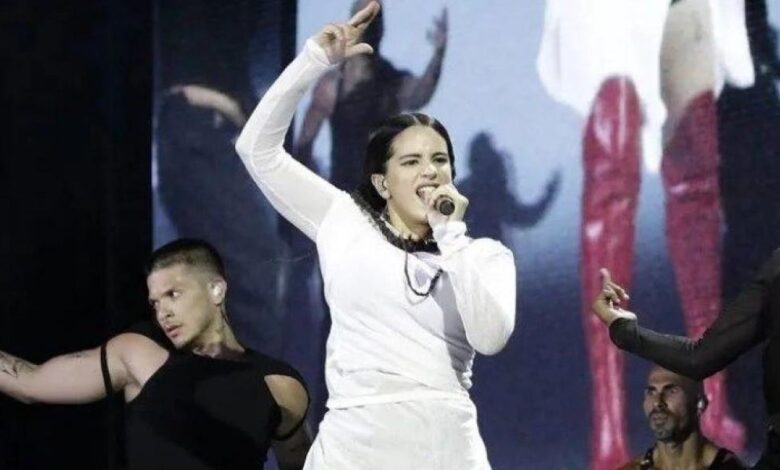 "Quiero que estéis bien": Rosalía pausa su concierto en Sevilla por el desmayo de un fan