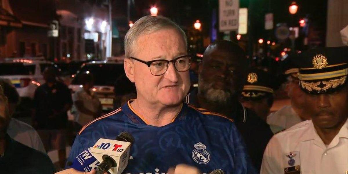 ¡Comparecencia del alcalde de Philadelphia con una camiseta del Madrid!