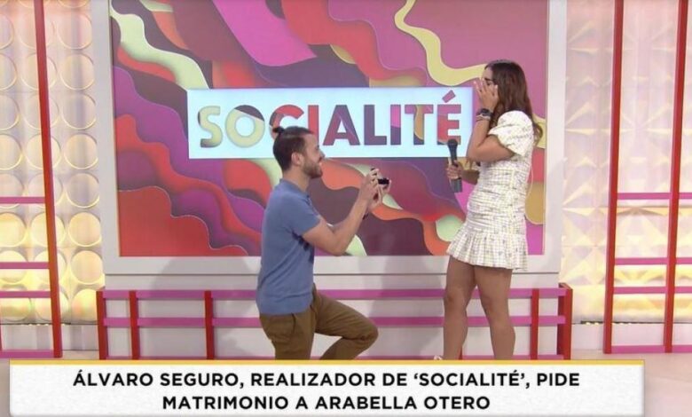 ¡Sorpresón! 'Socialité' se despide del fin de semana con una pedida de mano en directo