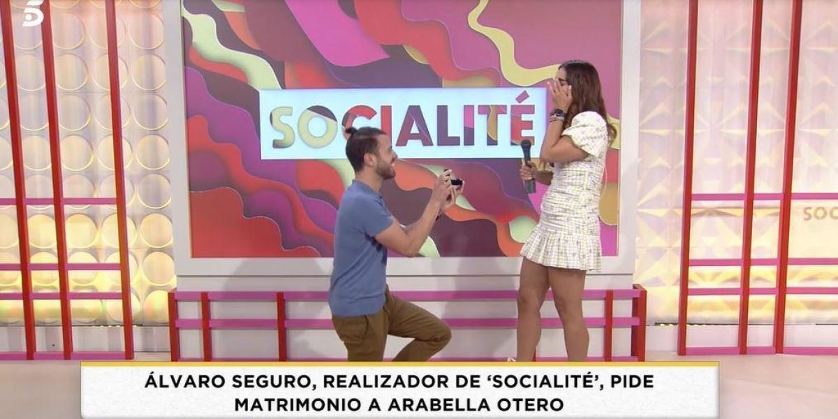 ¡Sorpresón! 'Socialité' se despide del fin de semana con una pedida de mano en directo