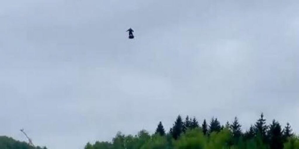 ¿Qué hace un hombre volando por encima de los F1 en Spa?