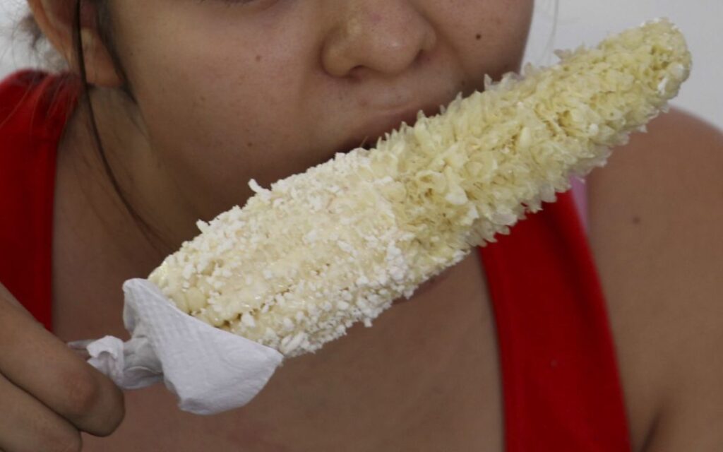 ¿Te interesa? Un año de elotes gratis, la recompensa por dar con ladrones de tienda en Monterrey