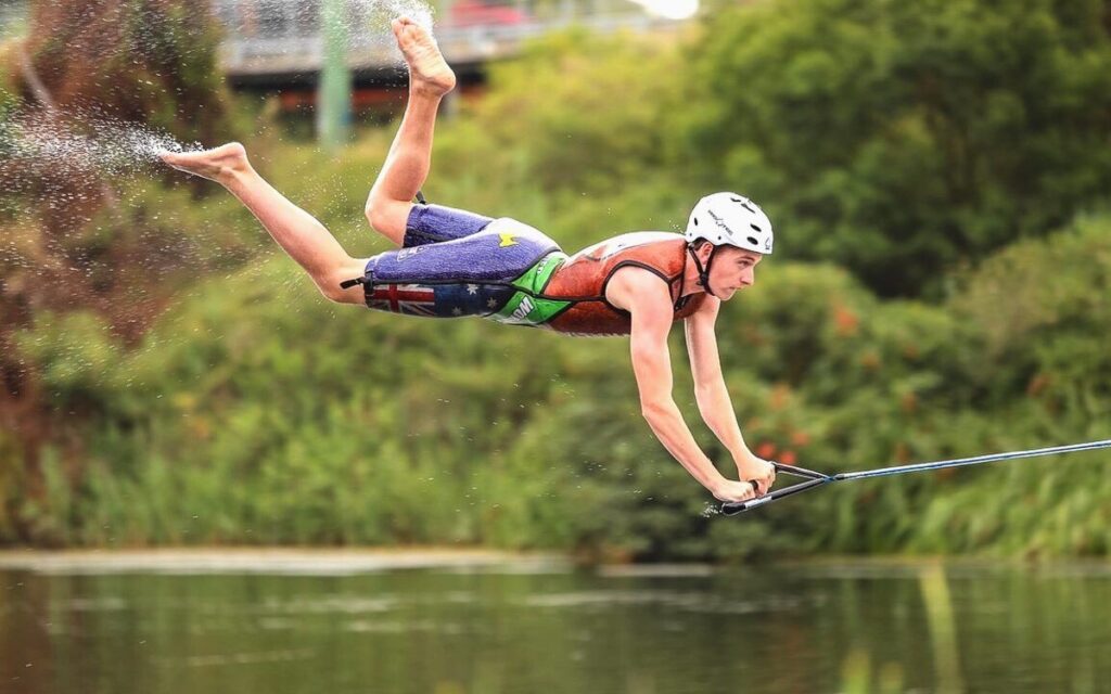 ¿Tienes tobillos de acero y talento? El esquí acuático descalzo es lo tuyo | Video