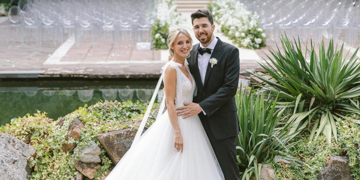 150 horas para crear el vestido con el que Cristina Urbi se casó con Willyrex