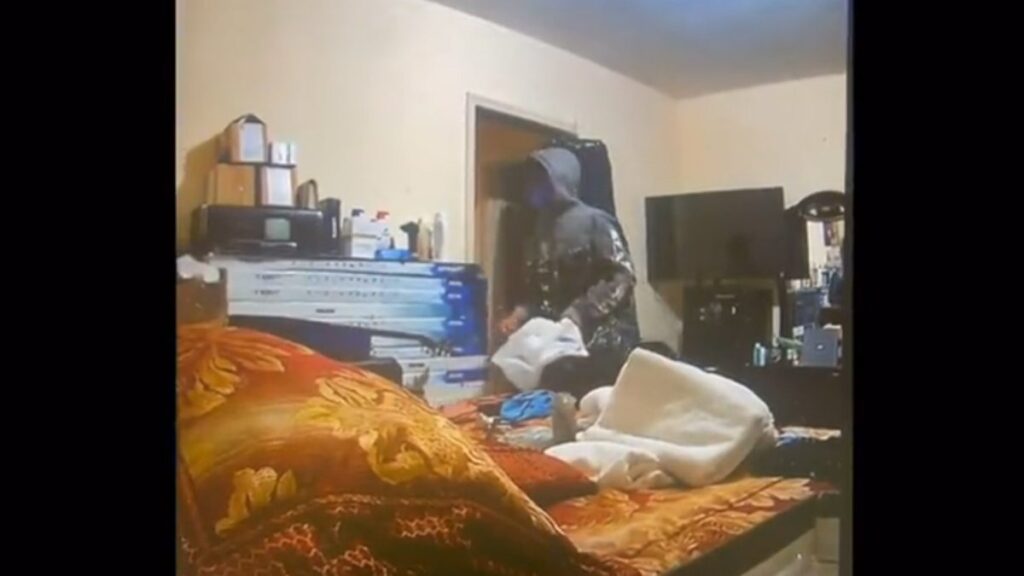 Captan en video a sospechosos de robar dinero y joyas en una casa