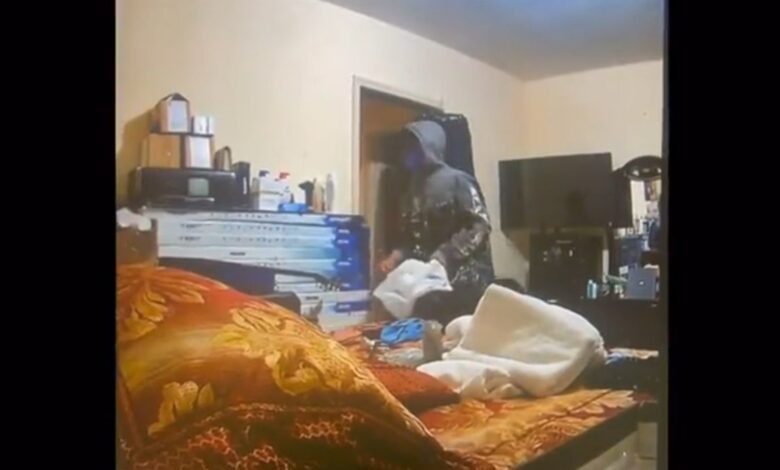 Captan en video a sospechosos de robar dinero y joyas en una casa