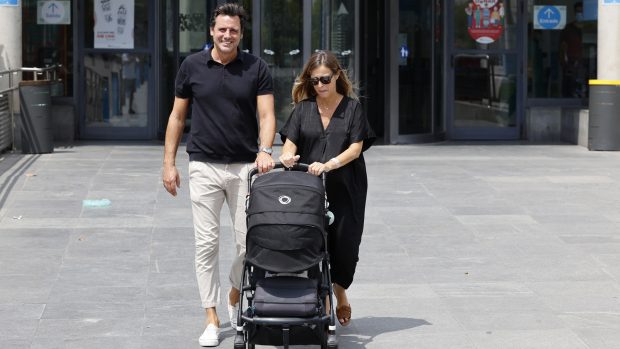 Ion Aramendi y María Amores saliendo del hospital / Gtres