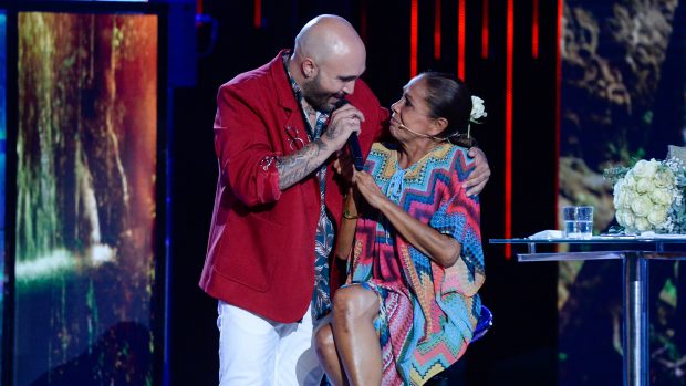 Kiko Rivera e Isabel Pantoja abrazándose / Gtres