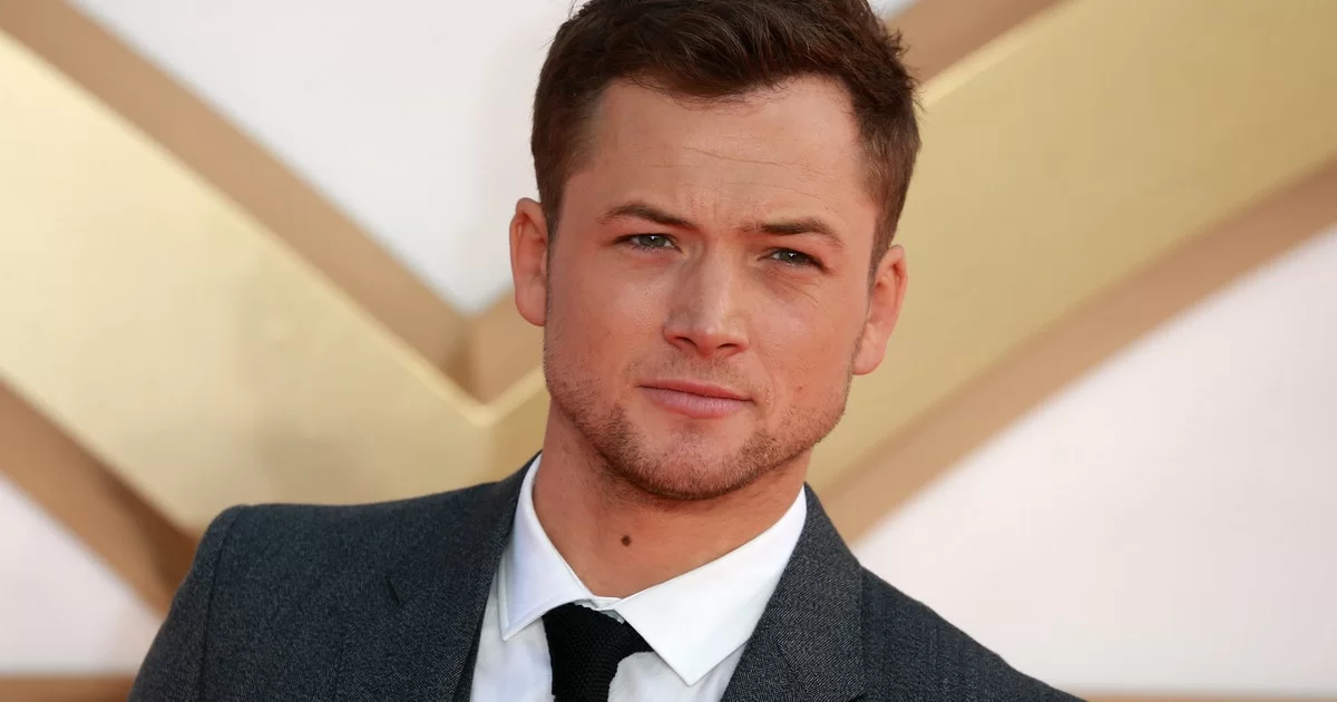 5bf479f836f439701a537d87 GettyImages 849099566 Taron Egerton en la alfombra roja