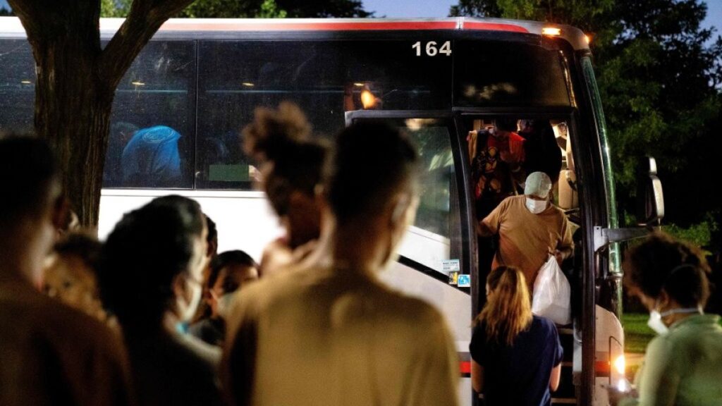 Texas envía autobuses repletos de migrantes a Nueva York