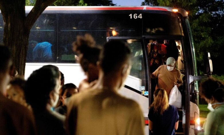 Texas envía autobuses repletos de migrantes a Nueva York