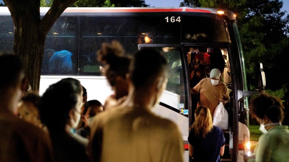 Texas envía autobuses repletos de migrantes a Nueva York
