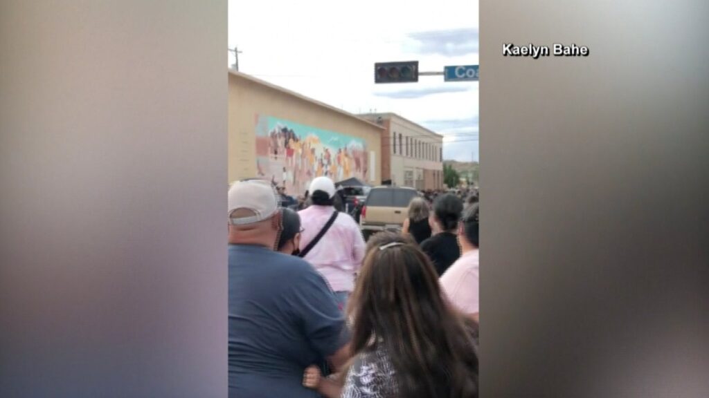 Varios heridos luego de que una SUV condujera a través de un desfile en Gallup