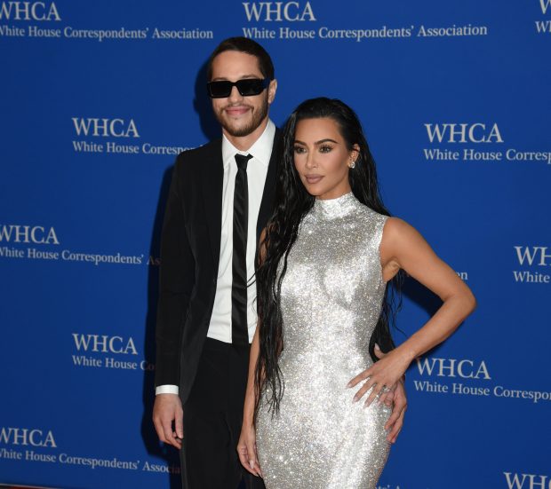 Kim Kardashian y Pete Davidson en un photocall / Gtres