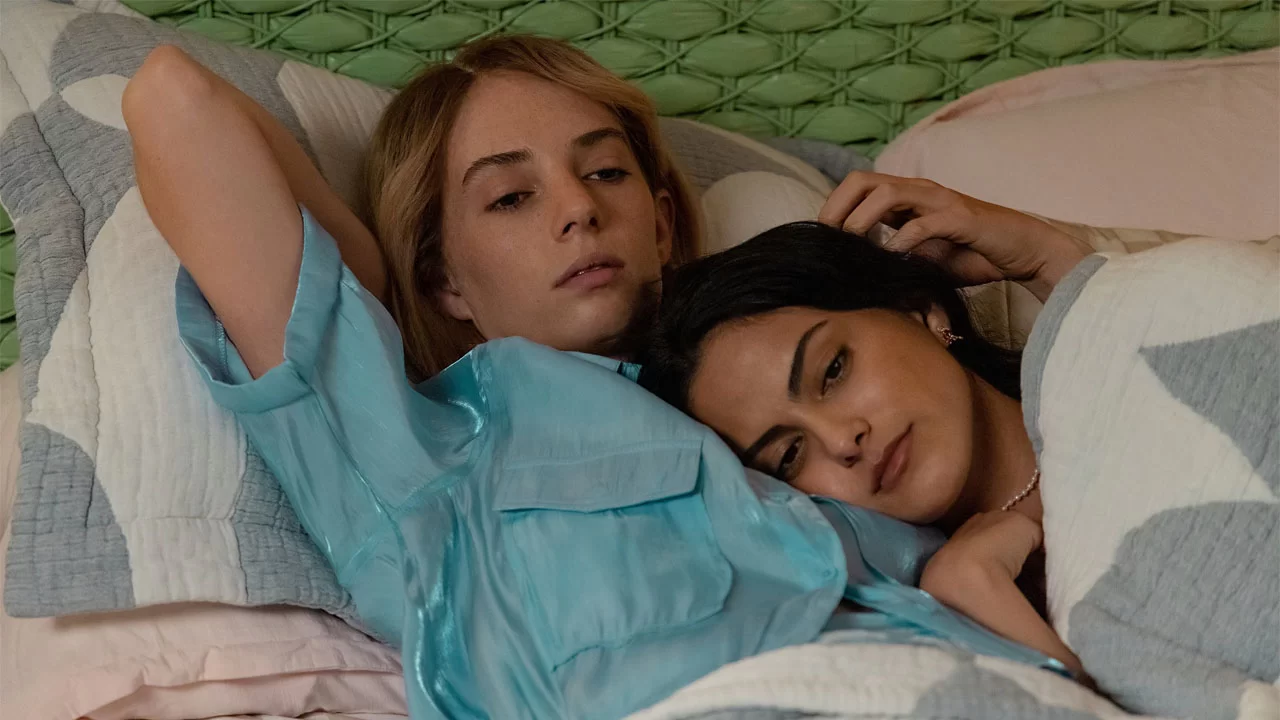 hacer venganza netflix comedia oscura llegando a netflix en septiembre de 2022 maya hawke y camila mendes