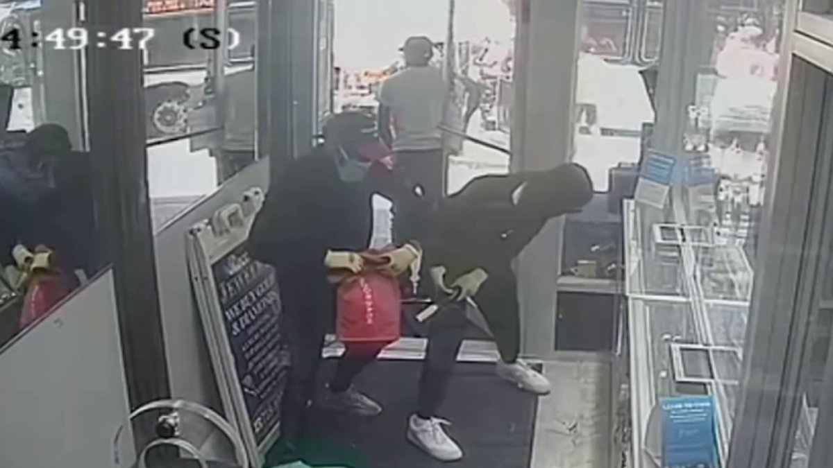 Pillos en Nueva York roban $2 millones en joyas en 30 segundos