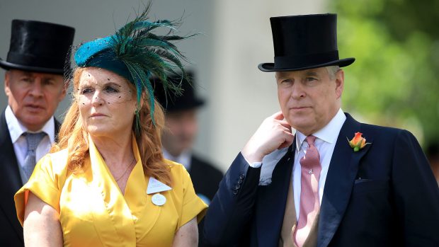 Sarah Ferguson y el príncipe Andrés en una imagen de archivo / Gtres