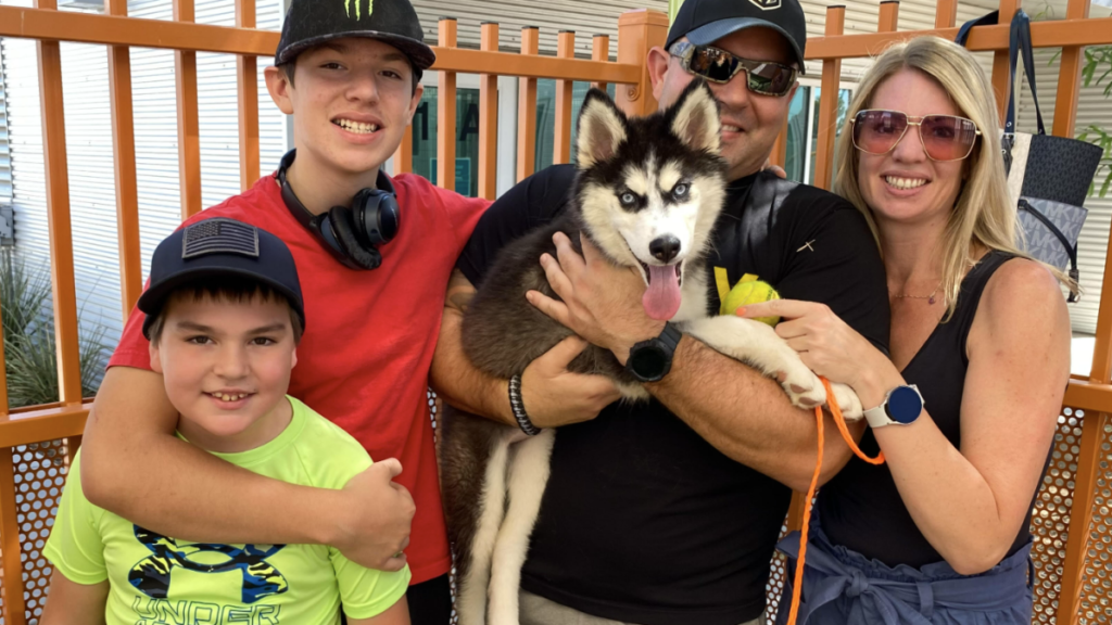 Familia adopta a cachorro que estuvo encerrado en un estacionamiento de un hotel de Las Vegas en altas temperaturas