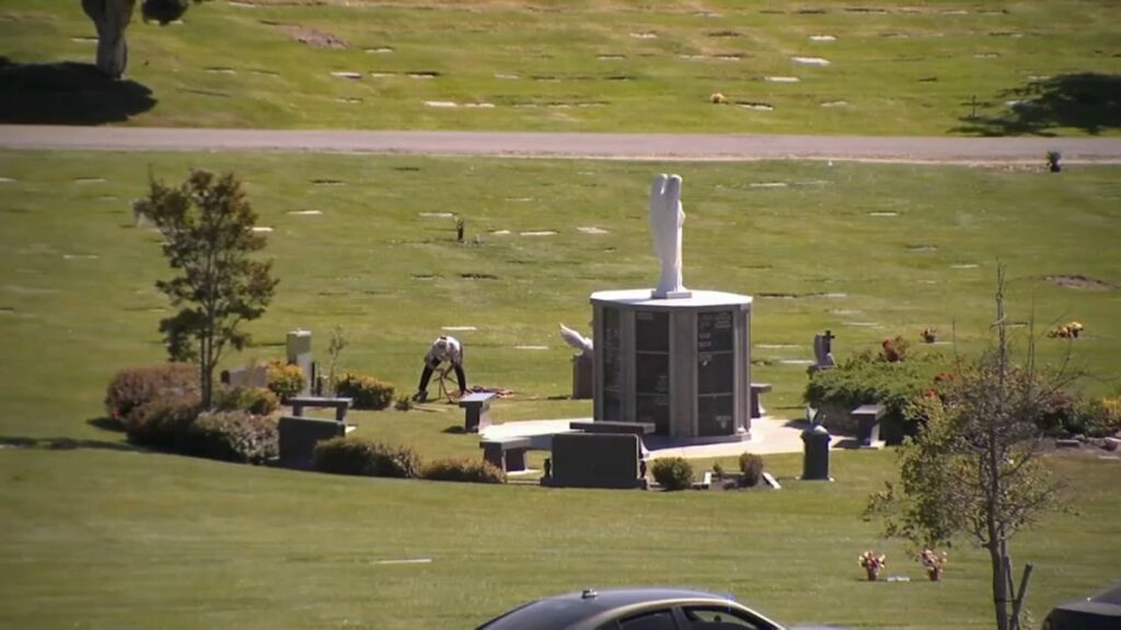 intenta arrollar a su hermana durante el funeral de su madre en cementerio de Richmond