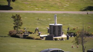 intenta arrollar a su hermana durante el funeral de su madre en cementerio de Richmond