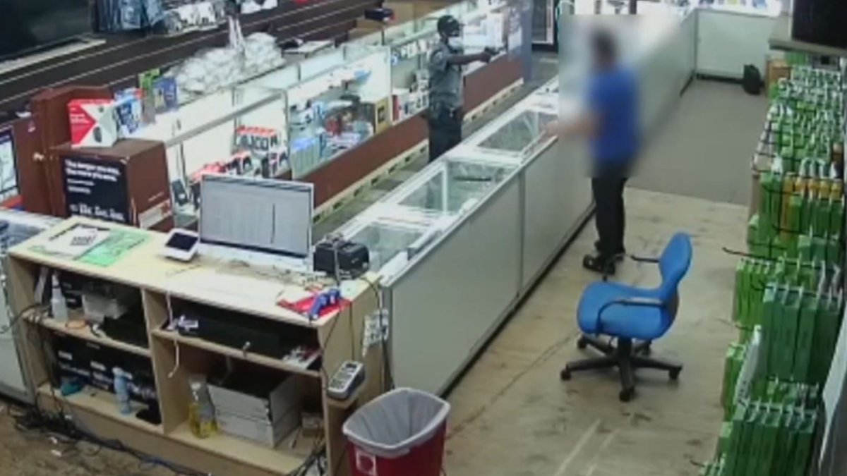 Falso guardia de seguridad roba tienda de teléfonos a punta de pistola