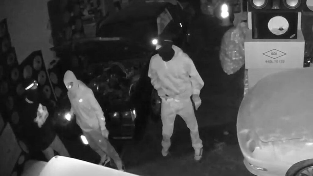 ladrones entran por el techo y roban miles de dólares de negocio hispano en Oakland