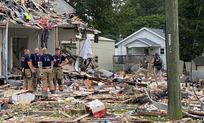 Autoridades buscan causa de explosión de casa en Indiana que mató a tres personas