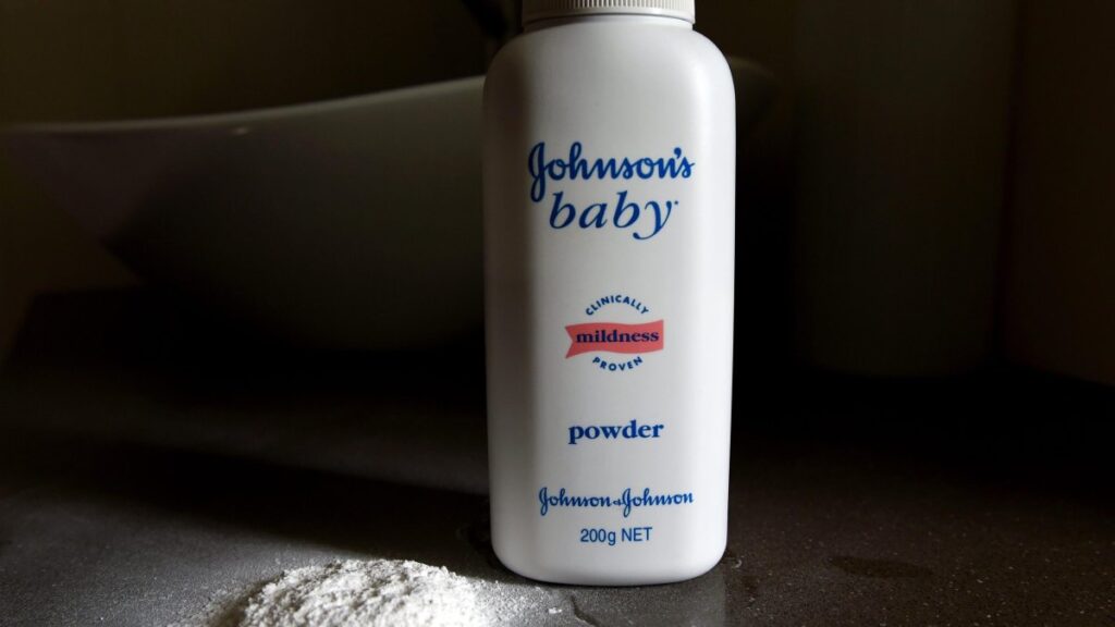 Johnson & Johnson suspende en todo el mundo la venta de su talco para bebés
