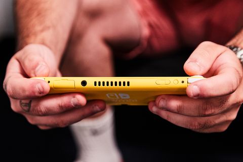 jugando amarillo nintendo switch lite