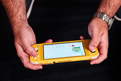 jugando nintendo switch lite