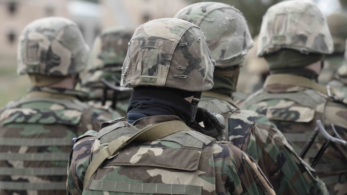 fallecen dos soldados por caída de árbol