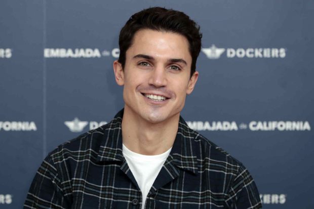 Álex González en un photocall/ Gtres