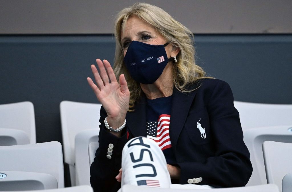 La primera dama Jill Biden da positivo al COVID-19