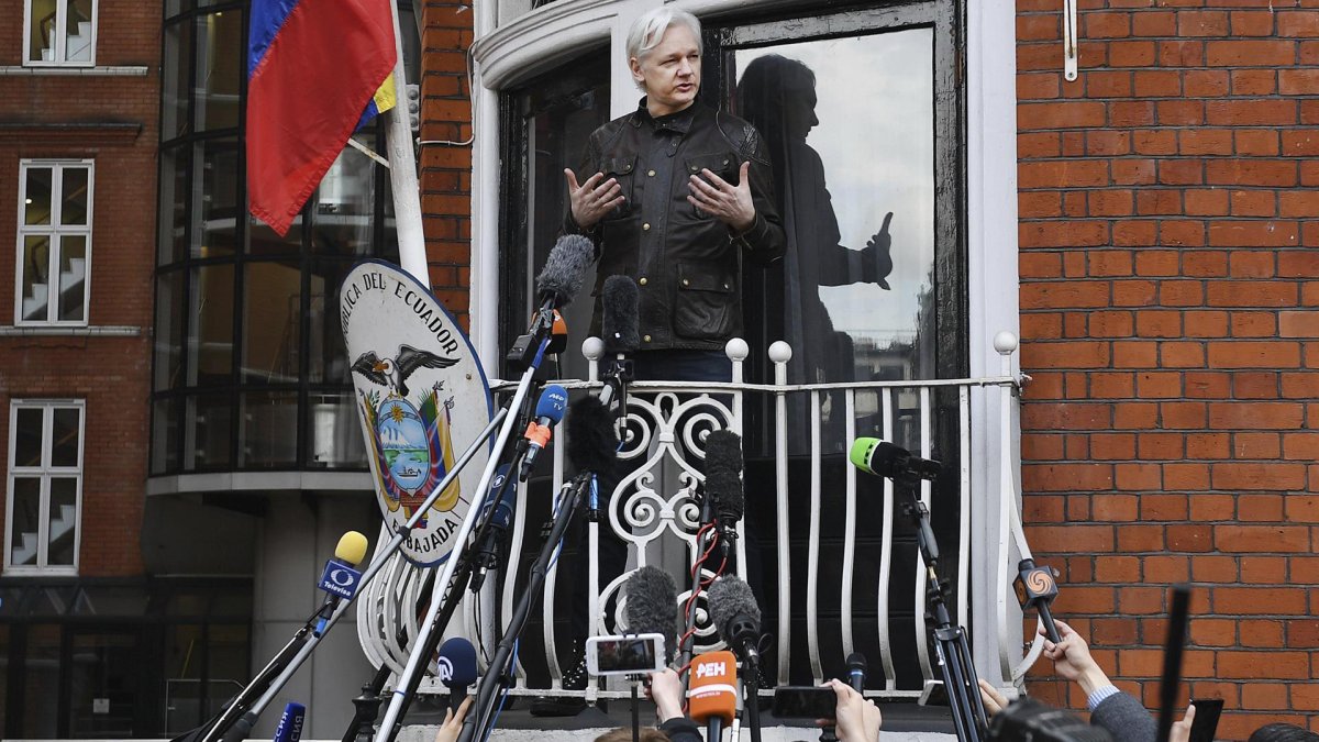 Periodistas y abogados demandan a la CIA por espiarlos en las visitas a Assange en la embajada de Ecuador en Londres