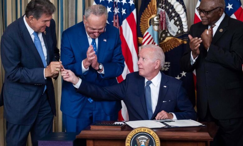 Biden firma ambicioso proyecto de ley sobre cambio climático, atención médica e impuestos