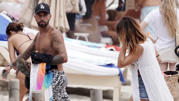 Omar Sánchez y Raquel Lozano disfrutan de las playas de Ibiza / Gtres