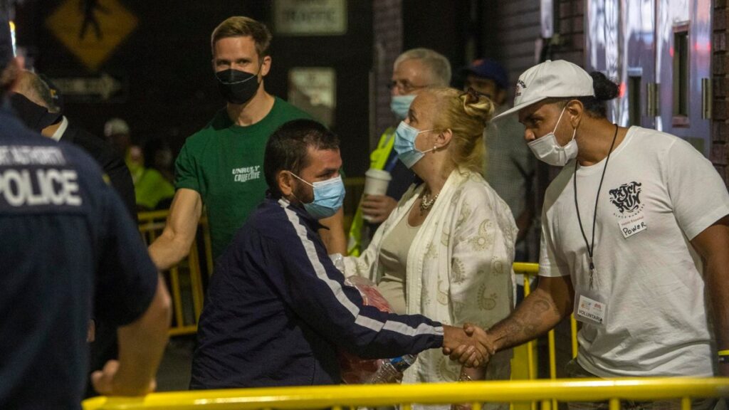 Nueva York acusa a Texas de usar a inmigrantes como “armas humanas”