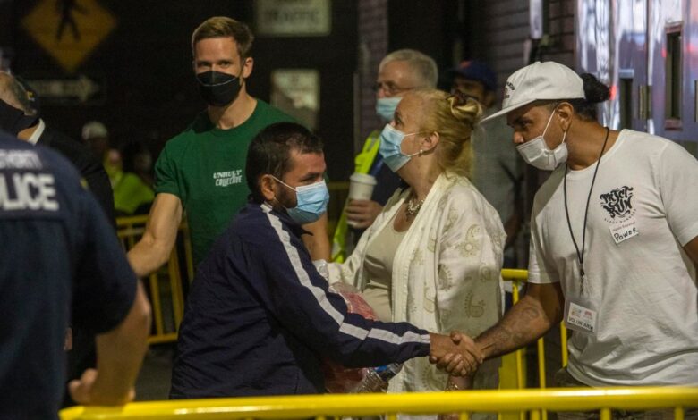 Nueva York acusa a Texas de usar a inmigrantes como “armas humanas”
