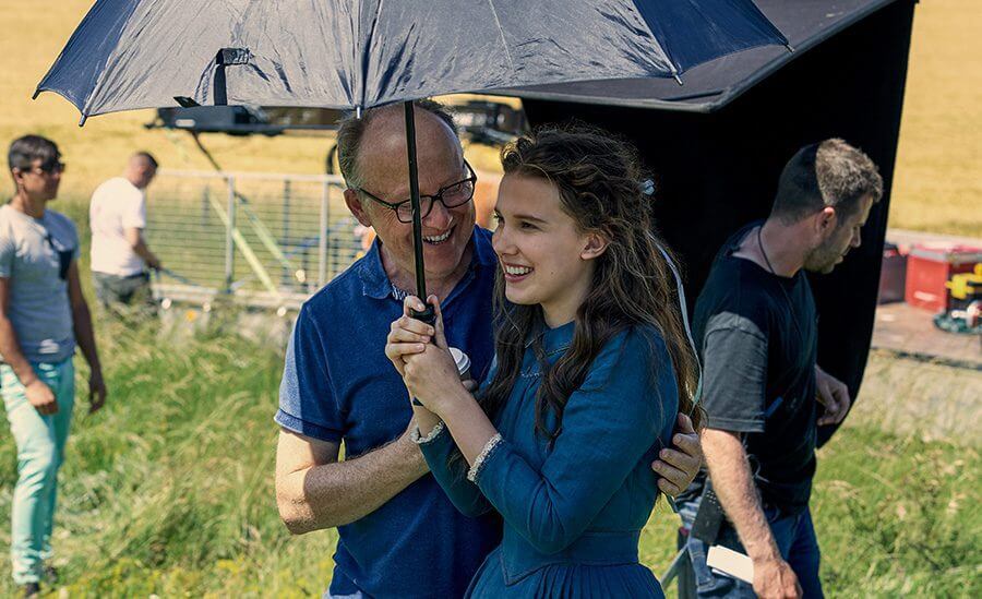 ENOLA HOLMES alias Ferndell filmando en enola holmes