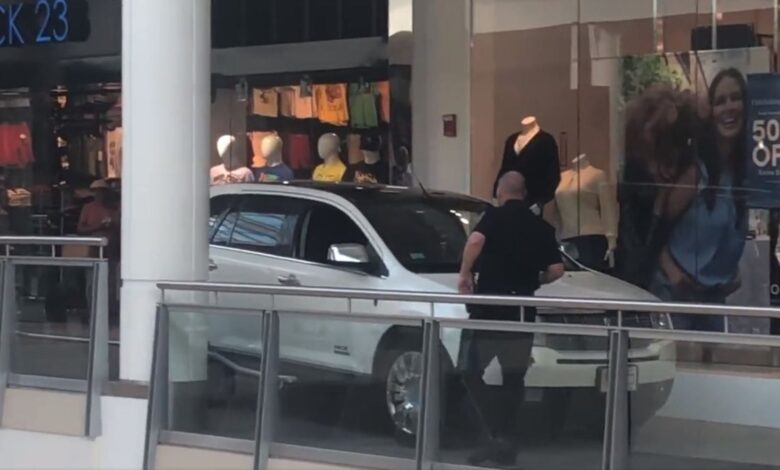 anciana conduce su auto por el segundo piso de centro comercial