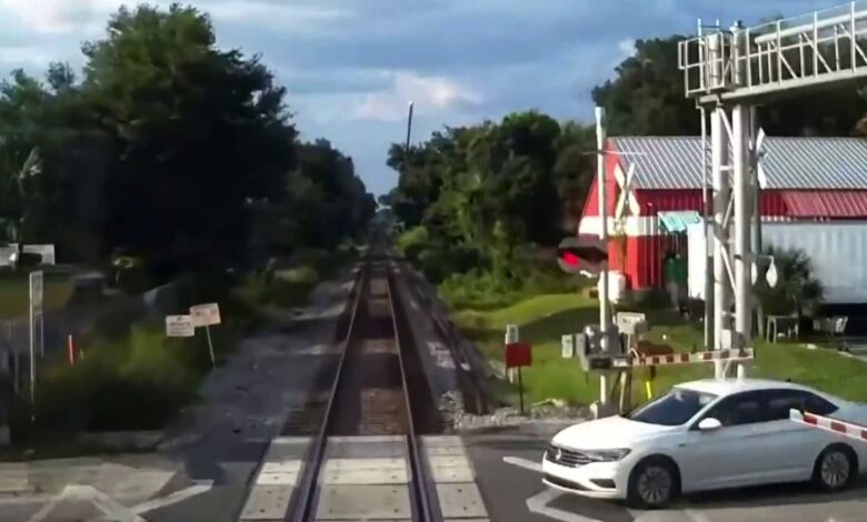 revelan video del accidente entre tren y auto