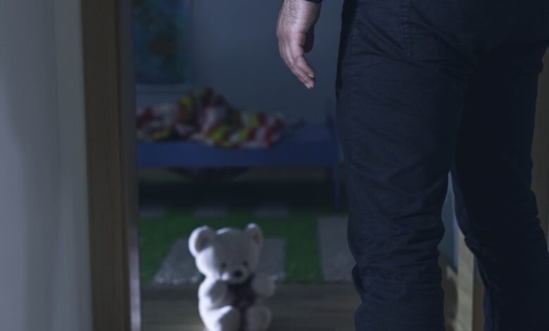 Empleado de apartamentos se mete semidesnudo a cuarto de niña en The Woodlands: policía