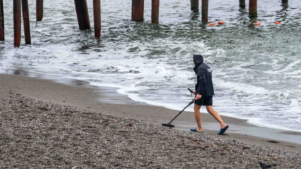 Extraño recupera anillo de bodas perdido en el mar