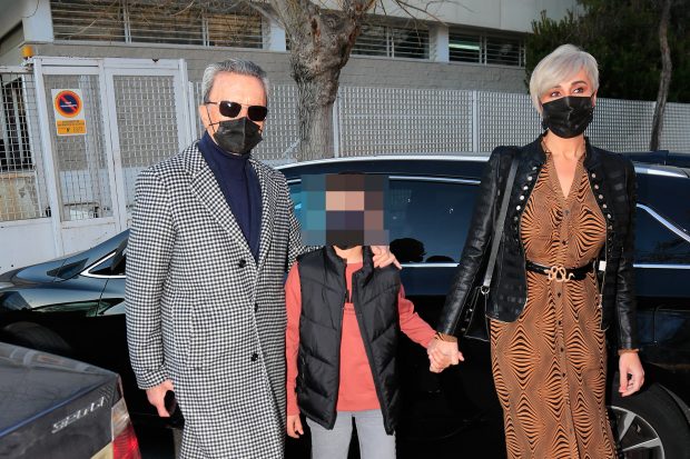 Ana María Aldón y Ortega Cano con su hijo / Gtres