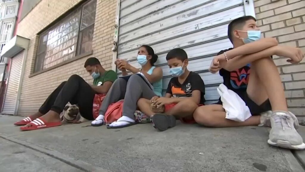 Nueva York brindará educación a niños inmigrantes que llegan de Texas con los “brazos abiertos”