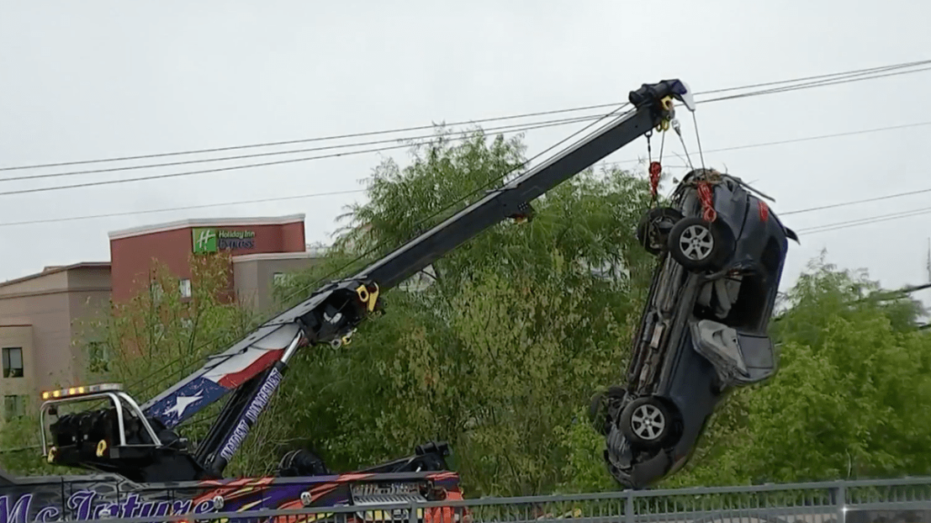 Mujer fallece tras quedar atrapada con vehículo en zona inundada